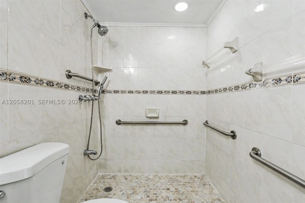 Image 32 of property listing at 1825 W 44th Pl 509, Hialeah, FL 33012
