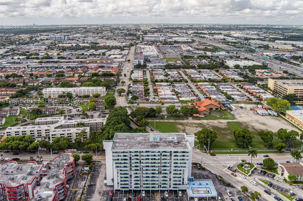 Image 4 of property listing at 1825 W 44th Pl 509, Hialeah, FL 33012