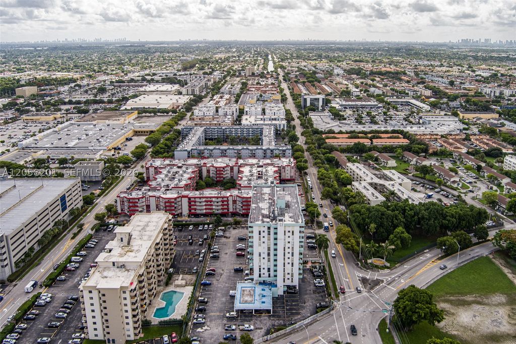 Image 5 of property listing at 1825 W 44th Pl 509, Hialeah, FL 33012
