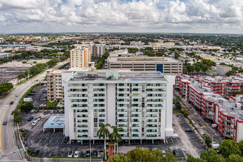Image 7 of property listing at 1825 W 44th Pl 509, Hialeah, FL 33012
