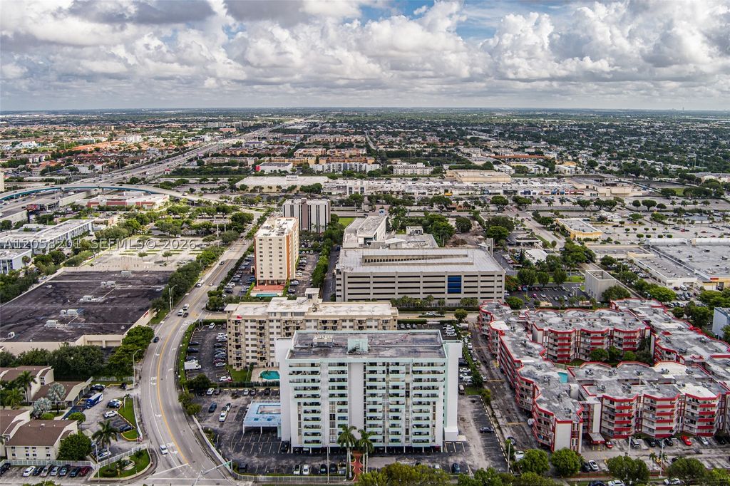 Image 8 of property listing at 1825 W 44th Pl 509, Hialeah, FL 33012