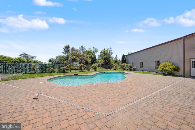 9 SEAGARDEN DR, Linwood, NJ 08221