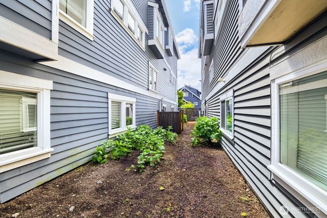 721 N 79th Street, Seattle, WA 98103