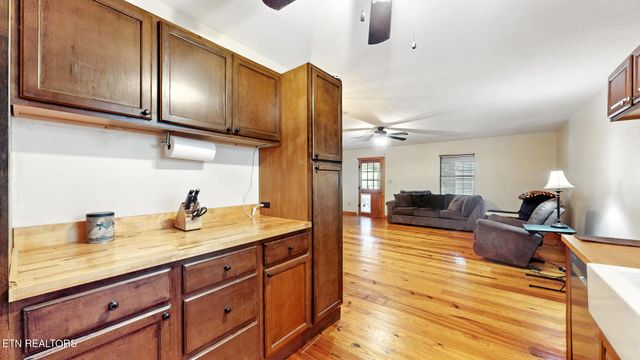 8048 Fairview Rd, Lenoir City, TN 37772