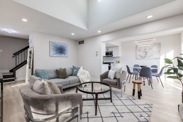 7114 Olde Gatehouse Road, Tinley Park, IL 60477