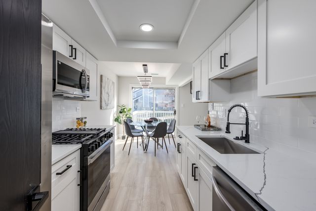 7114 Olde Gatehouse Road, Tinley Park, IL 60477