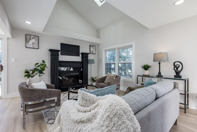 7114 Olde Gatehouse Road, Tinley Park, IL 60477