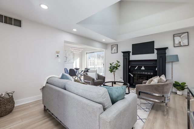 7114 Olde Gatehouse Road, Tinley Park, IL 60477