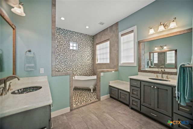 230 Chateau Way, Port O'connor, TX 77982