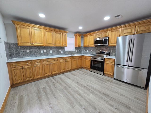 1652 LAKE AVENUE, Lehigh Acres, FL 33972