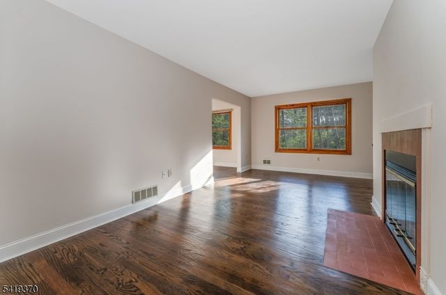 10 Glenn Ave, Glen Gardner Boro, NJ 08826