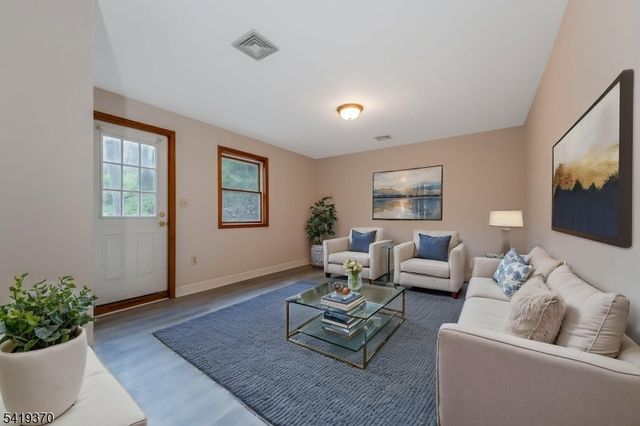 10 Glenn Ave, Glen Gardner Boro, NJ 08826