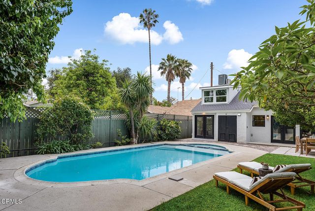 2040 N Madison Avenue, Altadena, CA 91001