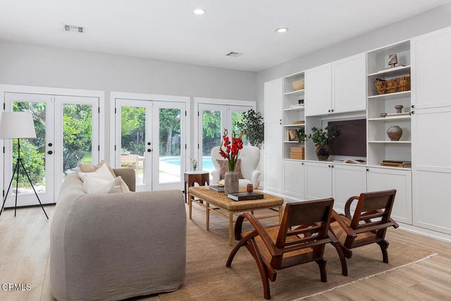 2040 N Madison Avenue, Altadena, CA 91001