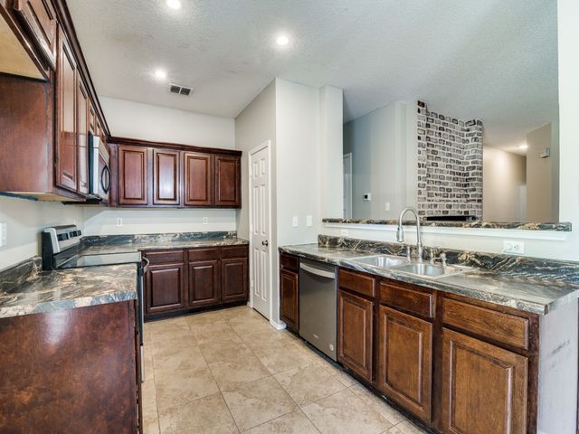 10618 Lansdowne Lane, Rowlett, TX 75089