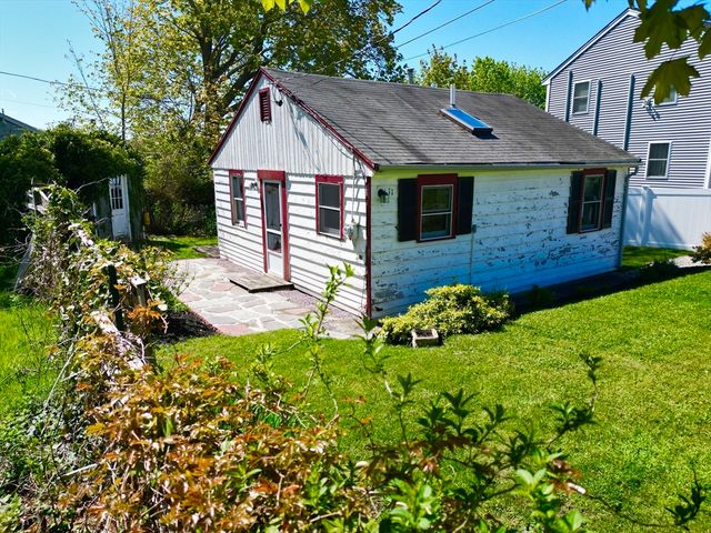 11 Meadow Glen Ln, Plymouth, MA 02360