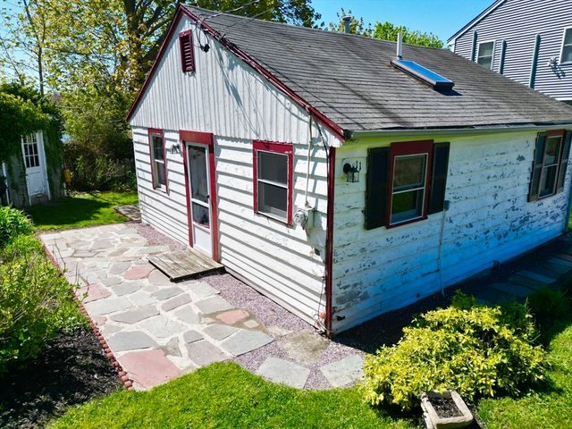 11 Meadow Glen Ln, Plymouth, MA 02360