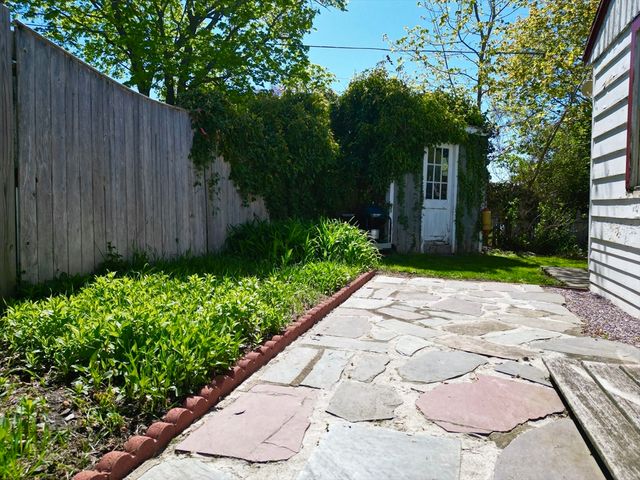 11 Meadow Glen Ln, Plymouth, MA 02360