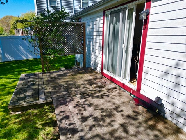 11 Meadow Glen Ln, Plymouth, MA 02360