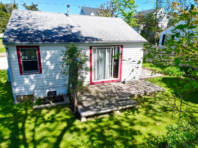 11 Meadow Glen Ln, Plymouth, MA 02360