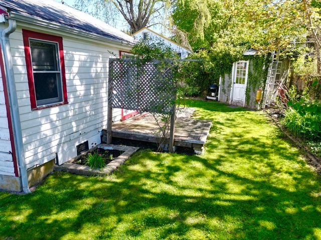 11 Meadow Glen Ln, Plymouth, MA 02360