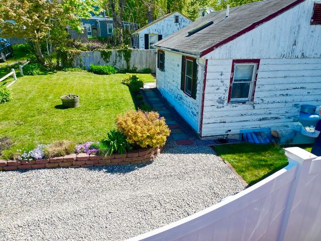 11 Meadow Glen Ln, Plymouth, MA 02360