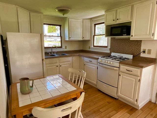 11 Meadow Glen Ln, Plymouth, MA 02360