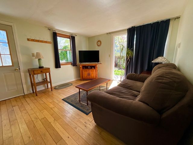 11 Meadow Glen Ln, Plymouth, MA 02360
