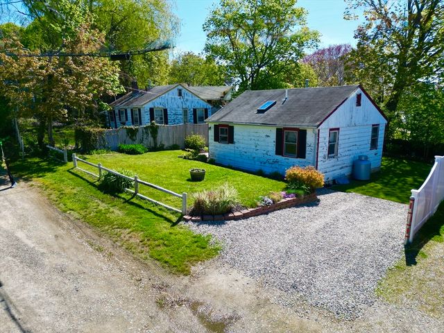 11 Meadow Glen Ln, Plymouth, MA 02360
