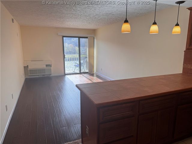 2106 Kanawha Boulevard E 608, Charleston, WV 25311