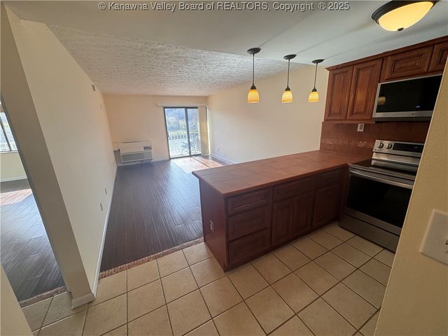 2106 Kanawha Boulevard E 608, Charleston, WV 25311