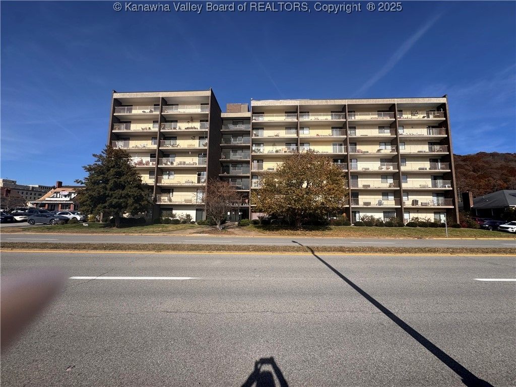 2106 Kanawha Boulevard E 608, Charleston, WV 25311