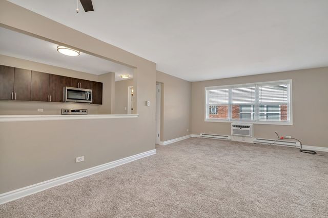 19 Briar Street 36, Glen Ellyn, IL 60137