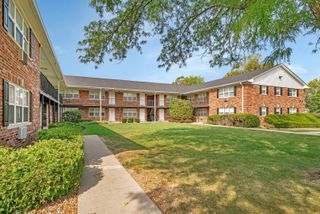 19 Briar Street 36, Glen Ellyn, IL 60137
