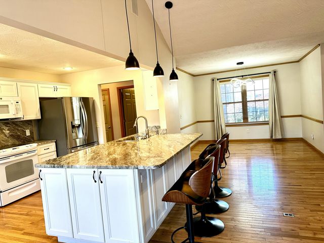 2282 W Camino Alto Street, Springfield, MO 65810