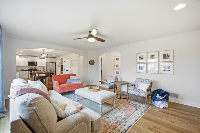 211 SW Oakmont Drive, Ankeny, IA 50023