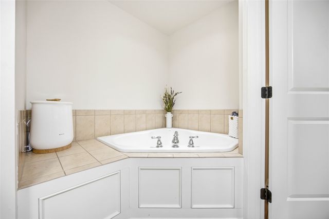 211 SW Oakmont Drive, Ankeny, IA 50023