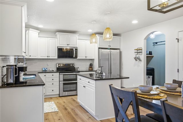 211 SW Oakmont Drive, Ankeny, IA 50023