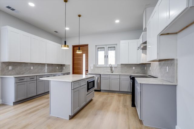 812 Premier Parkway, Grand Prairie, TX 75051