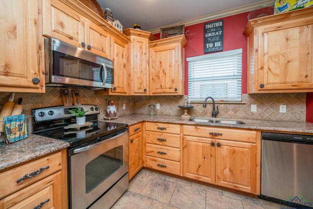 233 Collins Ct., Gladewater, TX 75647