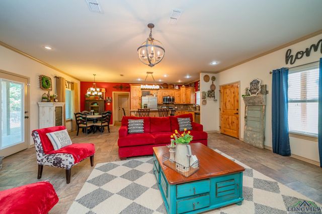 233 Collins Ct., Gladewater, TX 75647