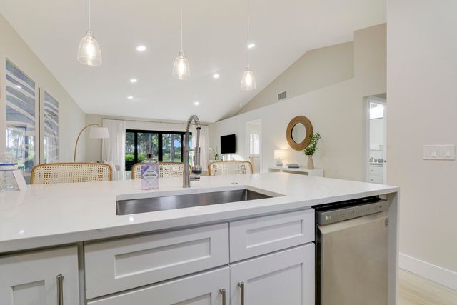 523 Club Drive, Palm Beach Gardens, FL 33418