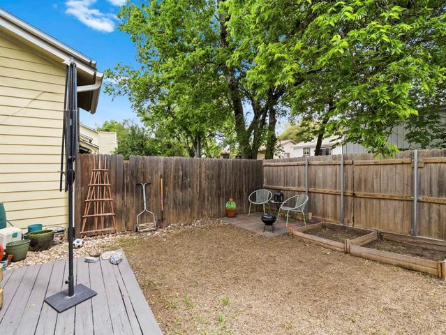 512 Eberhart LN 204, Austin, TX 78745