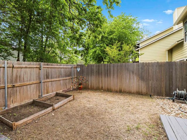 512 Eberhart LN 204, Austin, TX 78745