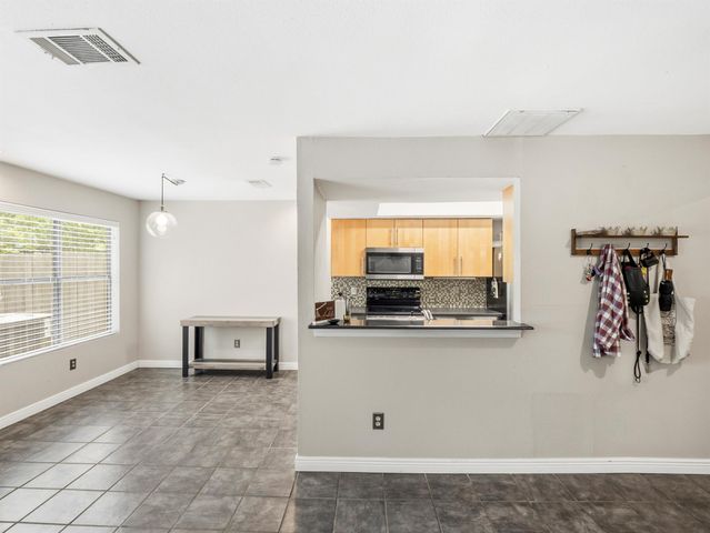512 Eberhart LN 204, Austin, TX 78745
