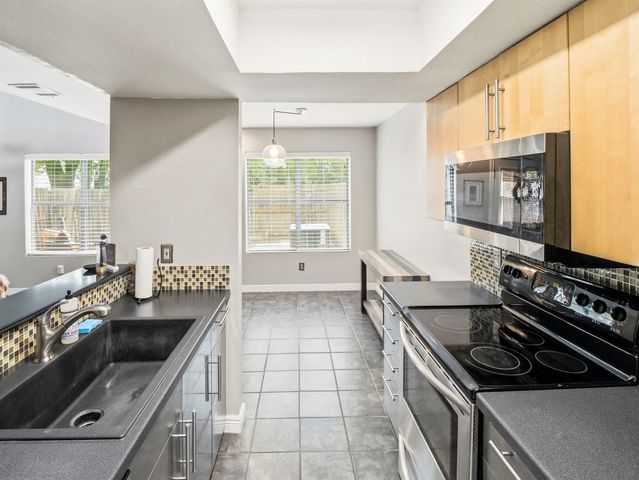 512 Eberhart LN 204, Austin, TX 78745