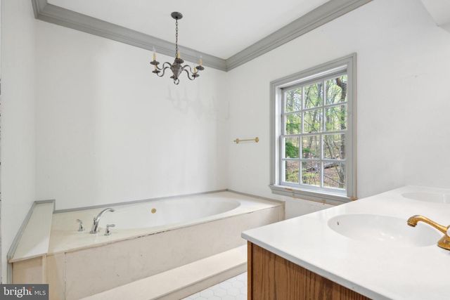 121 YARNICK RD, Great Falls, VA 22066