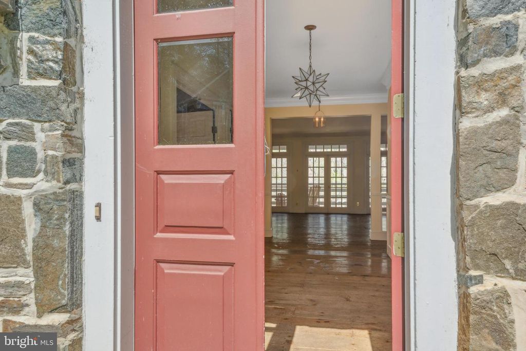121 YARNICK RD, Great Falls, VA 22066