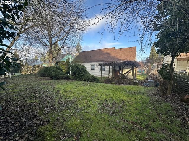 6850 Ne Roselawn St, Portland, OR 97218