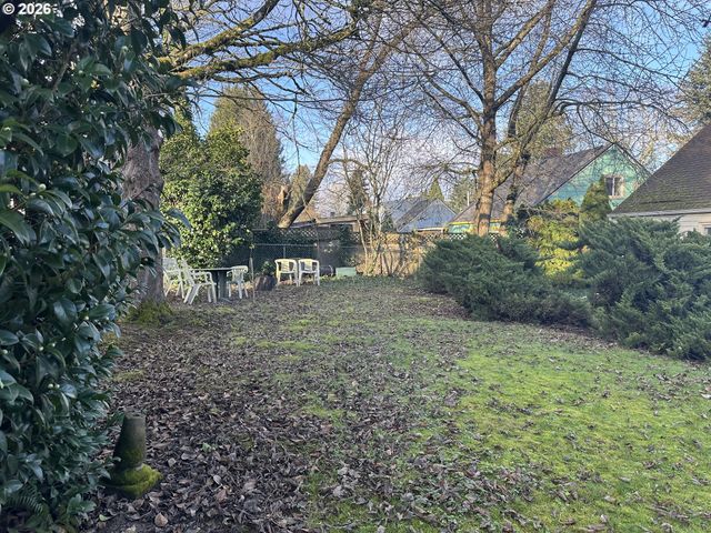 6850 Ne Roselawn St, Portland, OR 97218